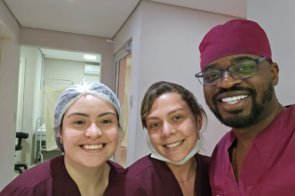 Oluwatosin Tolulope Ajidahun analisa os avanços do transplante de útero e as perspectivas para mulheres sem útero ou com infertilidade uterina.
