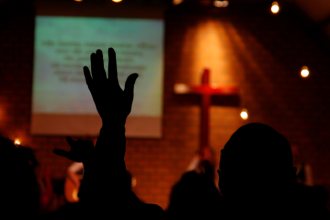 Jose Eduardo de Oliveira e Silva apresenta como a fé católica ilumina dilemas éticos do mundo contemporâneo com discernimento e humanidade.