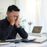 Burnout em adultos neurodivergentes: sinais precoces e estratégias de prevenção do burnout neurodivergente explicados por Alexandre Costa Pedrosa.