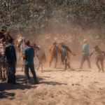 Cavaleiros participam de uma animada festa tradicional com cavalos em área rural do Brasil.